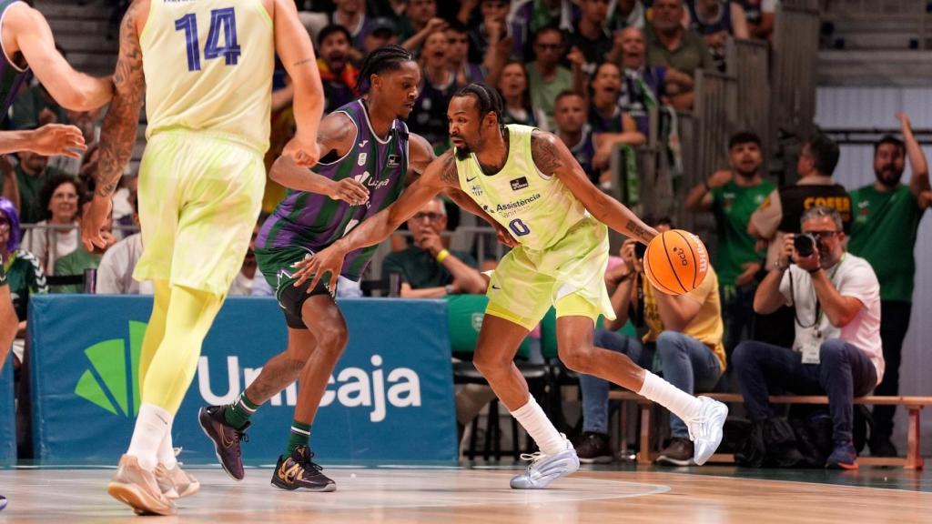 Kevin Punter penetra a canasta en el Unicaja-Barça de basket de Liga ACB