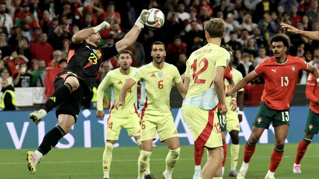 Unai Simón salva una ocasión de Portugal en la final de la Nations League
