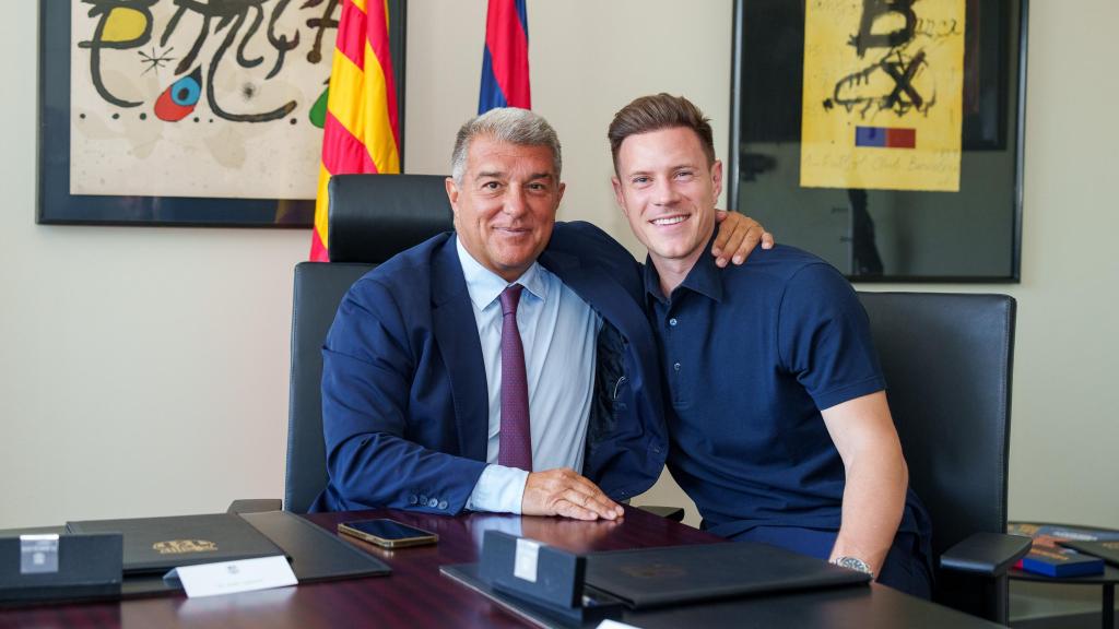 Ter Stegen, somrient amb Joan Laporta després de signar la seva renovació fins al 2028