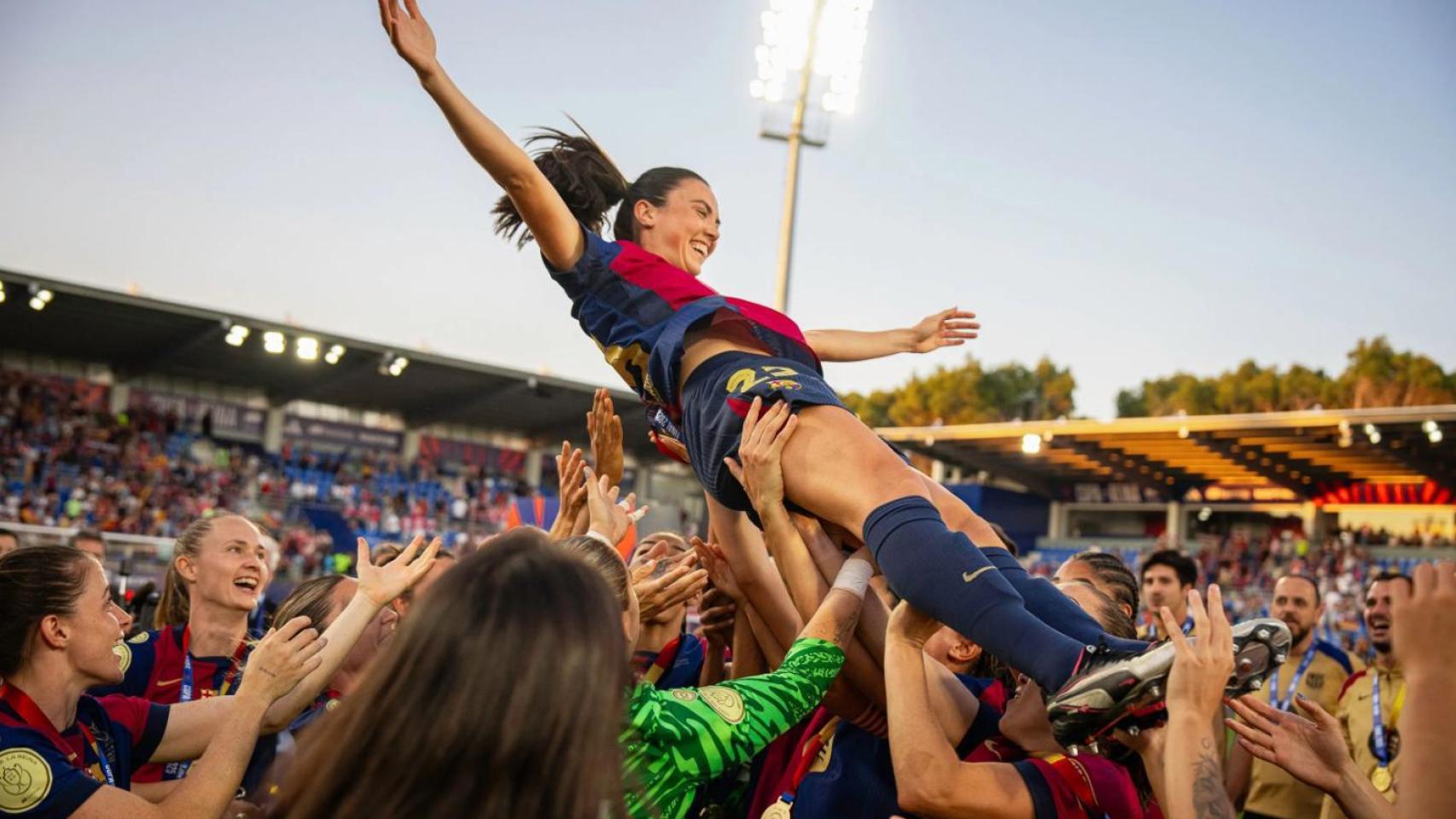 Ingrid Engen, manteada por sus compañeras del Barça Femenino