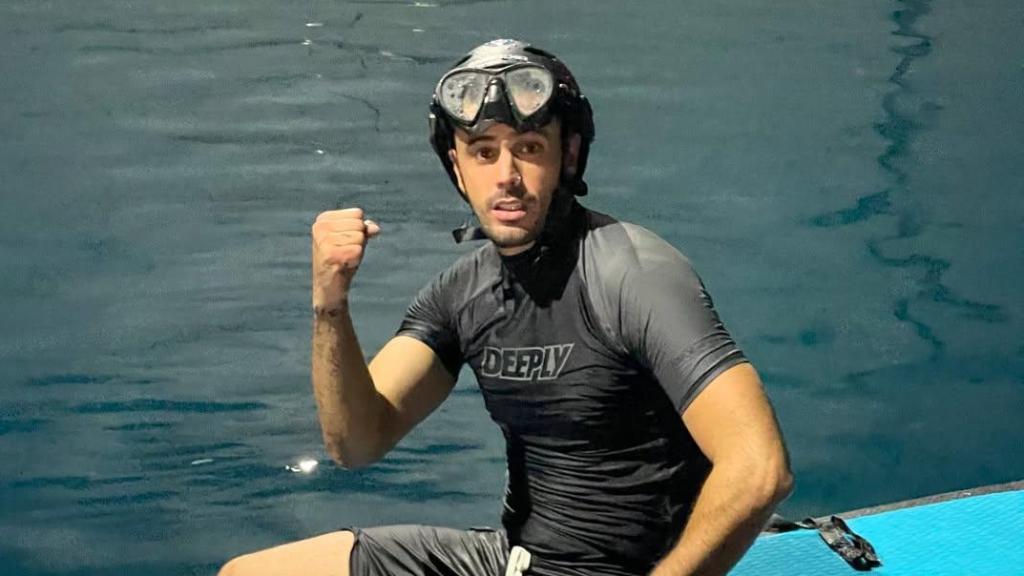 Una persona en el interior del tanque de agua de In Extremis Film Services