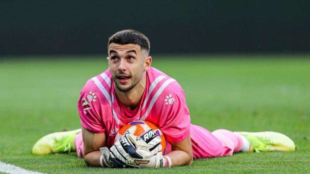Joan García, portero del RCD Espanyol, atrapa un balón