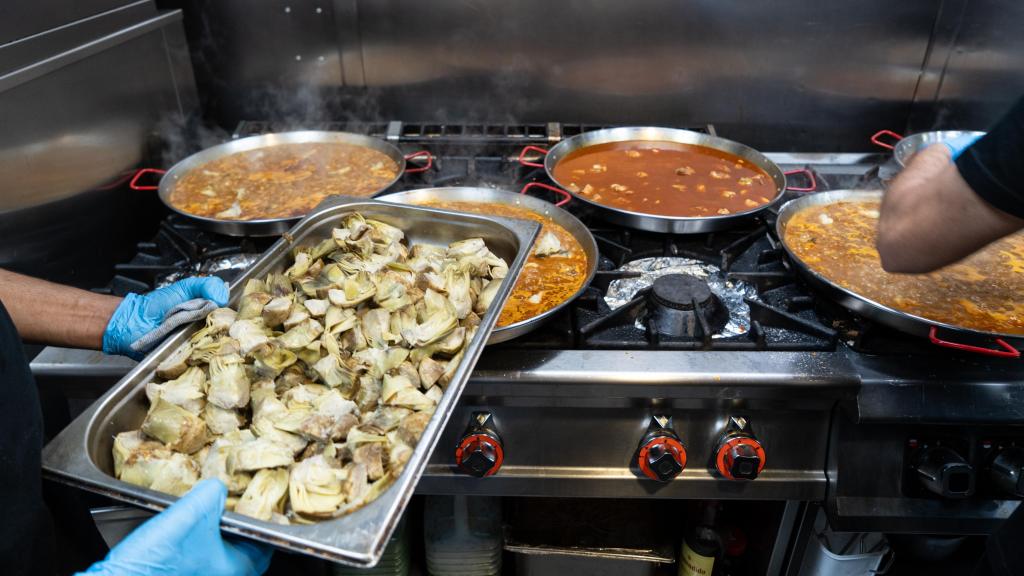 Preparación del arroz de Castelldefels en la cocina del restaurante Tiburón