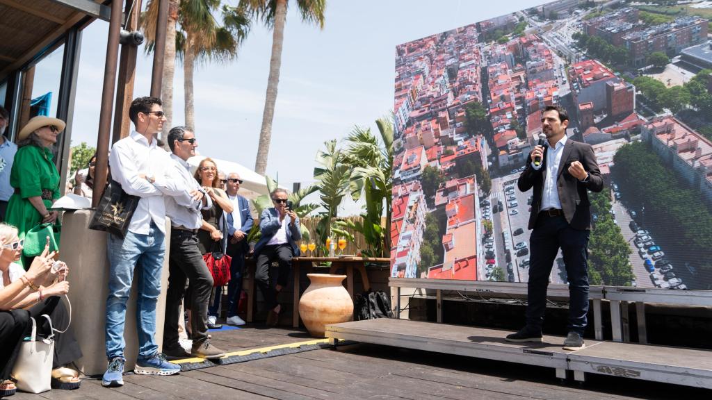 Manu Reyes, alcalde de Castelldefels, durante su parlamento