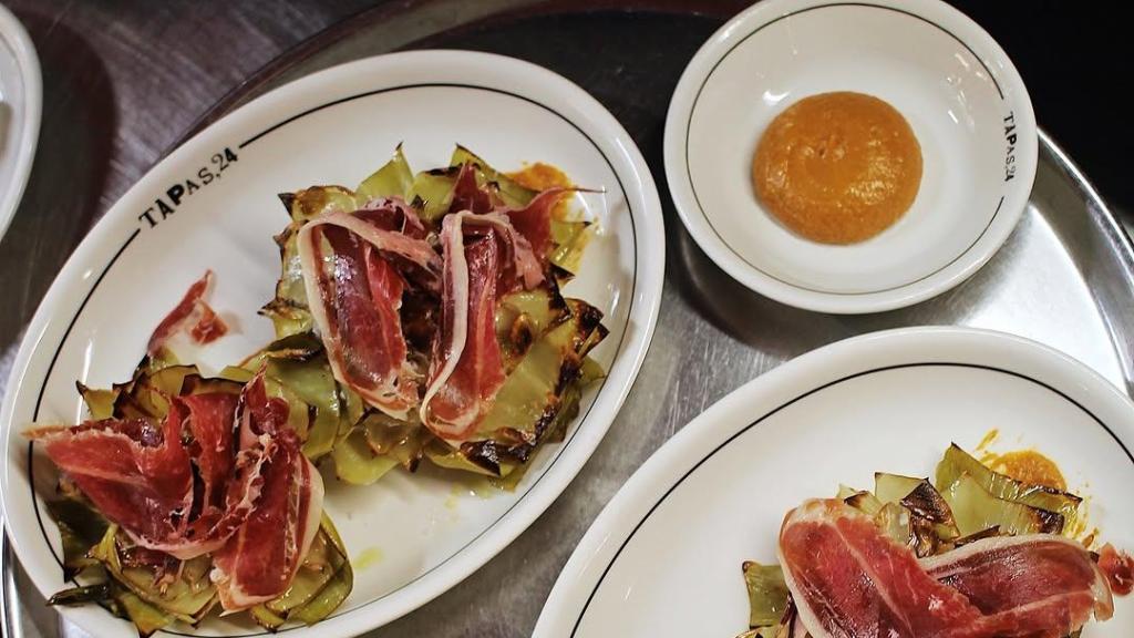 Alcachofas del Prat a la plancha con romesco y jamón ibérico de Tapas 24