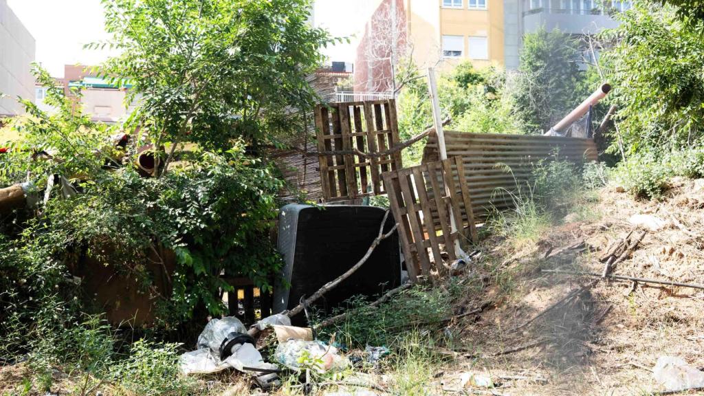 Campament de sense llar en els descampats de les antigues 'Casernes' de Sant Andreu