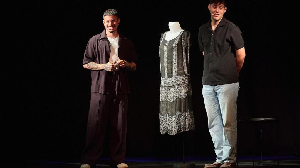 L'artista Alejandro Acosta i l'actor Pau Escobar en la presentació de 'A la recerca del perfum del Teatre Romea'