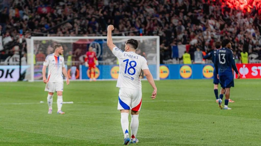 Rayan Cherki, nuevo jugador del Manchester City, celebra un gol con el Olympique