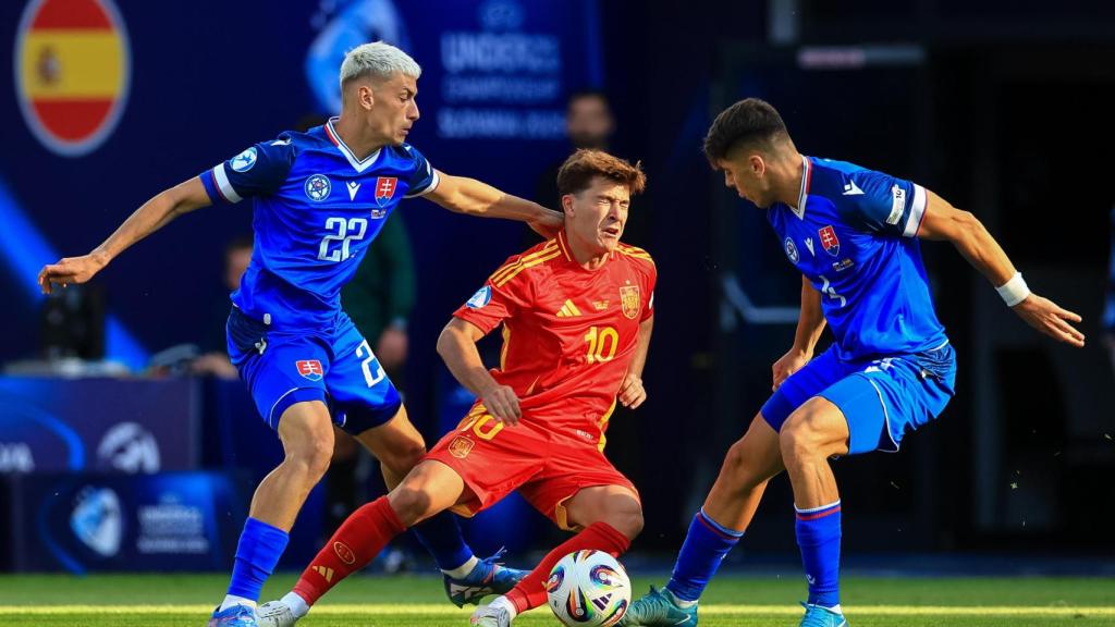 Pablo Torre recibe una falta en el Eslovaquia-España del Europeo sub-21