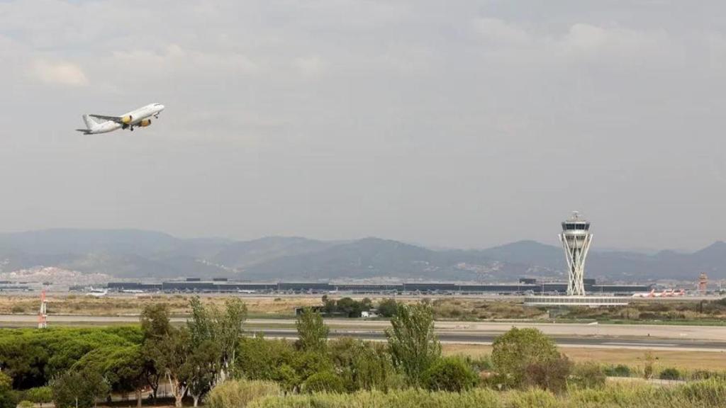 Un avión despega en el Aeropuerto de Barcelona-El Prat