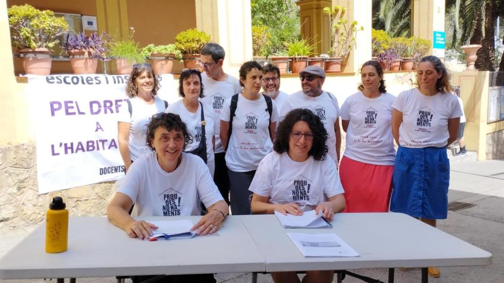 Membres de la plataforma Docents 080 presenten l'informe que apunta que 215 alumnes de tota Barcelona han patit un desnonament o viuen amb el risc de patir-lo.
