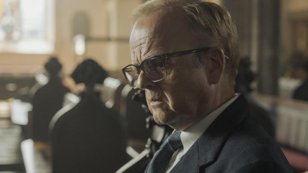 Toby Jones como Philip Burton