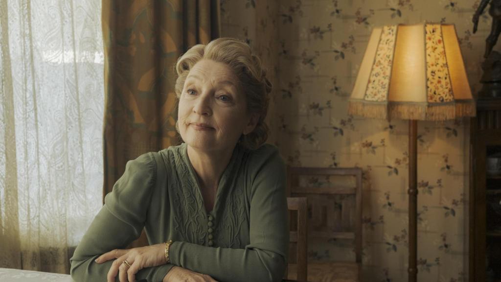 Lesley Manville como Ma Smith