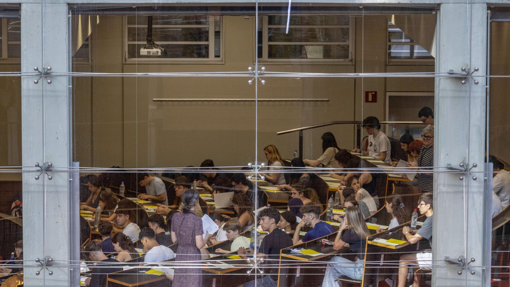 Alumnos realizando las PAU en una universidad de Barcelona