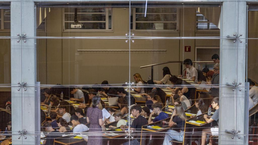 Alumnes realitzant les PAU en una universitat de Barcelona
