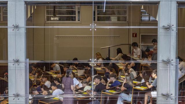 Alumnos realizando las PAU en una universidad de Barcelona
