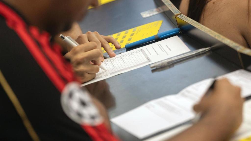 Alumnes realitzant un examen de les PAU