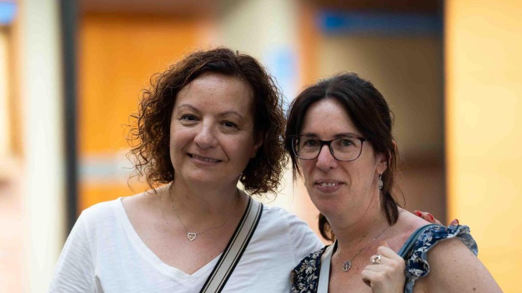 Raquel y Mar, profesoras de un instituto de Nou Barris acompañando a sus alumnos en la Selectividad 2025