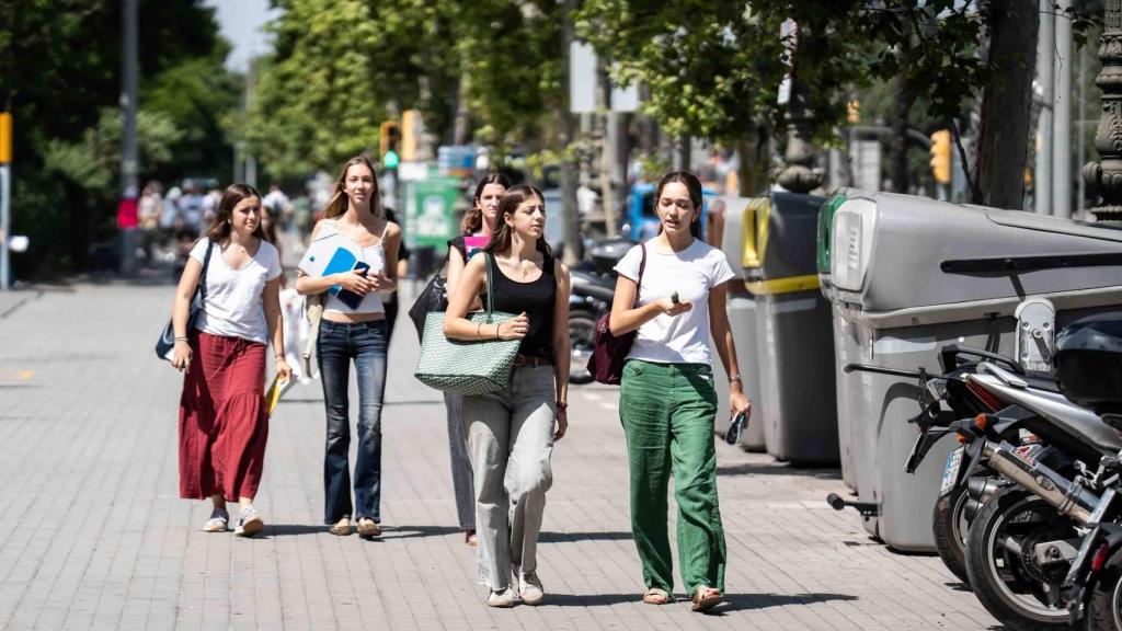 Imatge d'estudiants de camí al segon examen de la Selectivitat 2025 a Barcelona