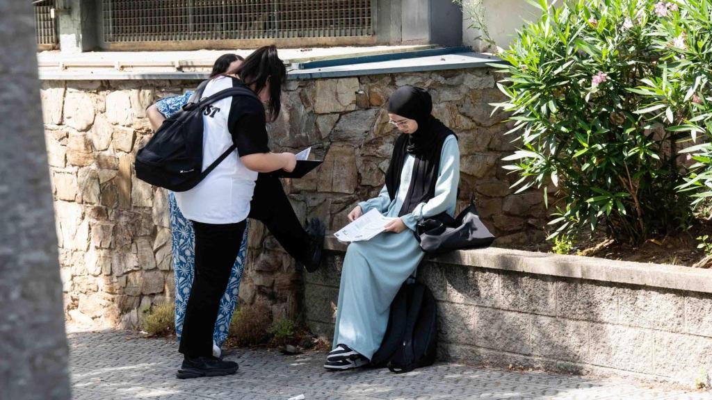Momento antes de entrar a un examen de la selectividad 2025 en Barcelona