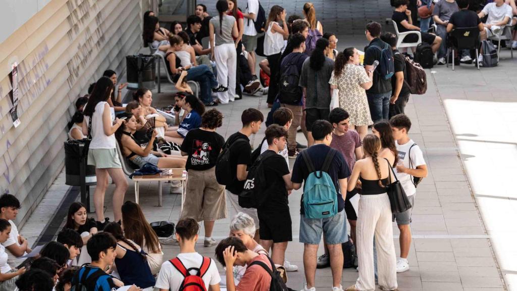 Descanso entre el primer y el segundo examen de Selectividad 2025 en Barcelona