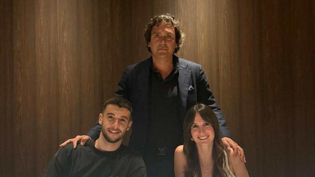 Joan García, su novia y su agente Juanma López, en una cena