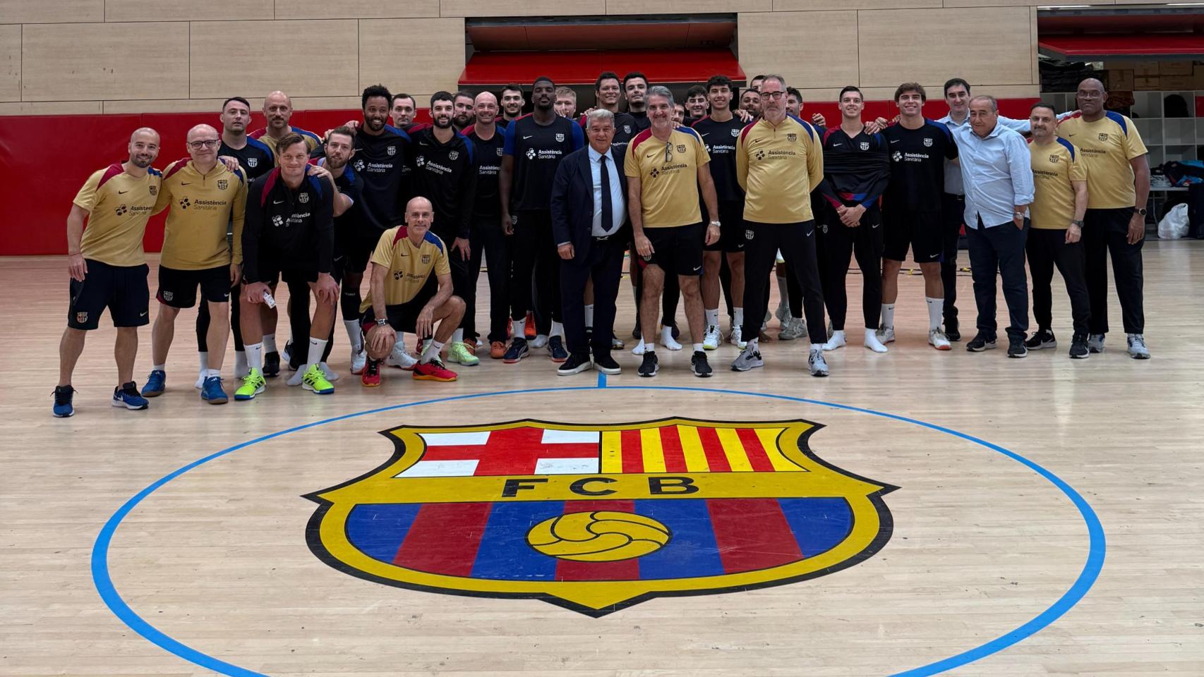 Joan Laporta, presidente del FC Barcelona, visita a la sección de balonmano en el entrenamiento previo a viajar a Colonia