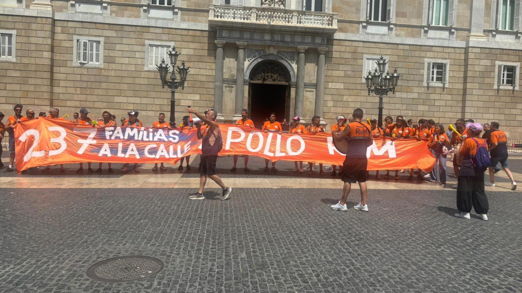 Los trabajadores de RDM se manifiestan en la plaza de Sant Jaume de Barcelona