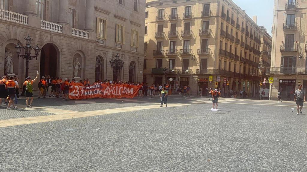 Els treballadors de la planta de RDM a Castellbisbal es manifesten a la plaça de Sant Jaume de Barcelona