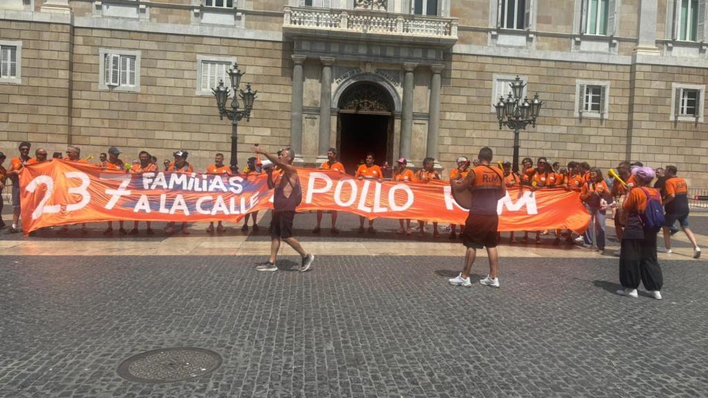 Els treballadors de RDM es manifesten a la plaça de Sant Jaume de Barcelona