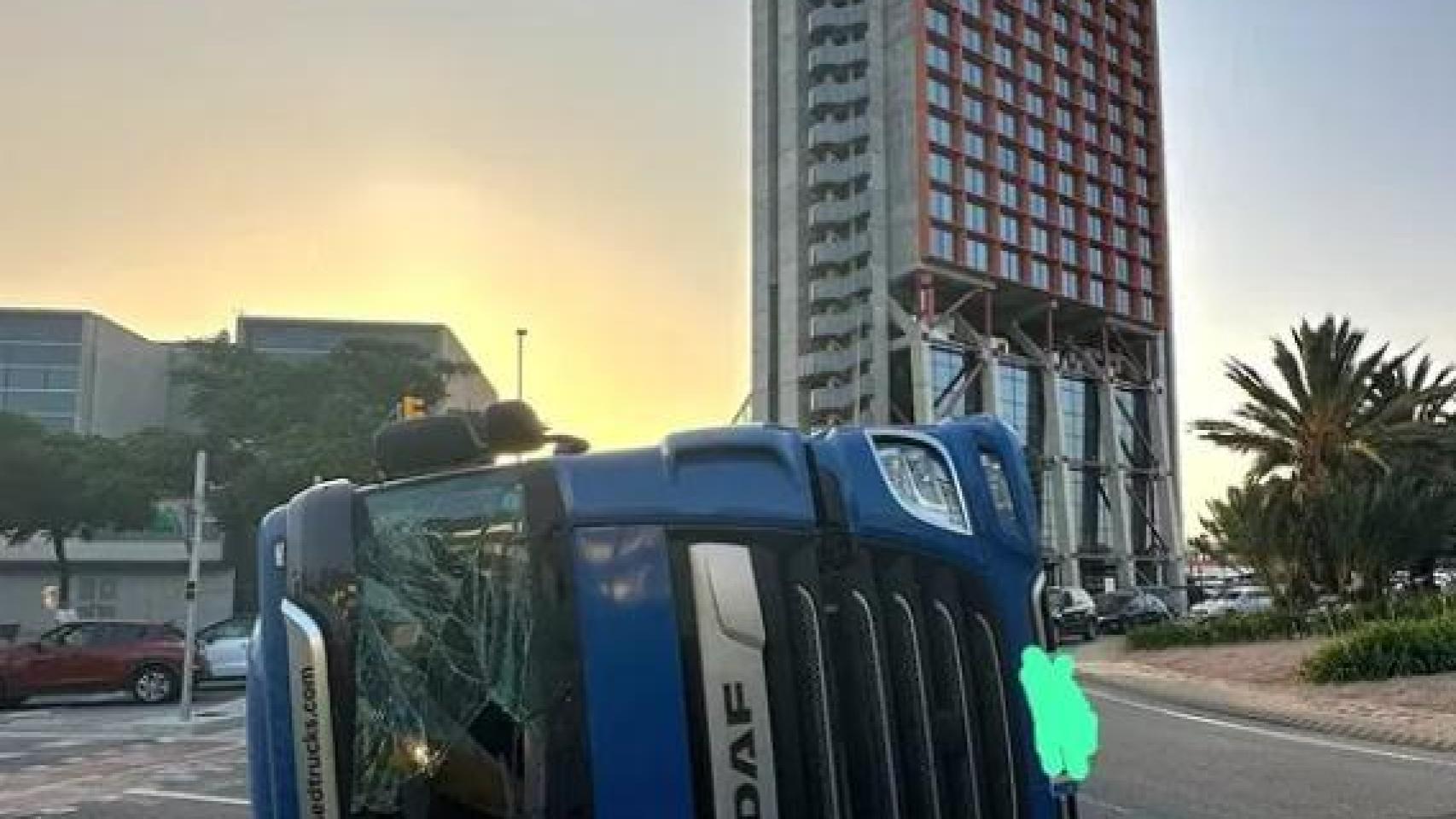 Vuelca un camión tráiler en la rotonda del Hotel Hyatt Regency de L’Hospitalet de Llobregat