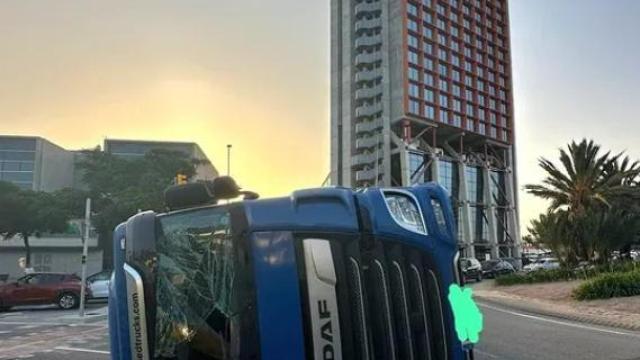 Vuelca un camión tráiler en la rotonda del Hotel Hyatt Regency de L’Hospitalet de Llobregat