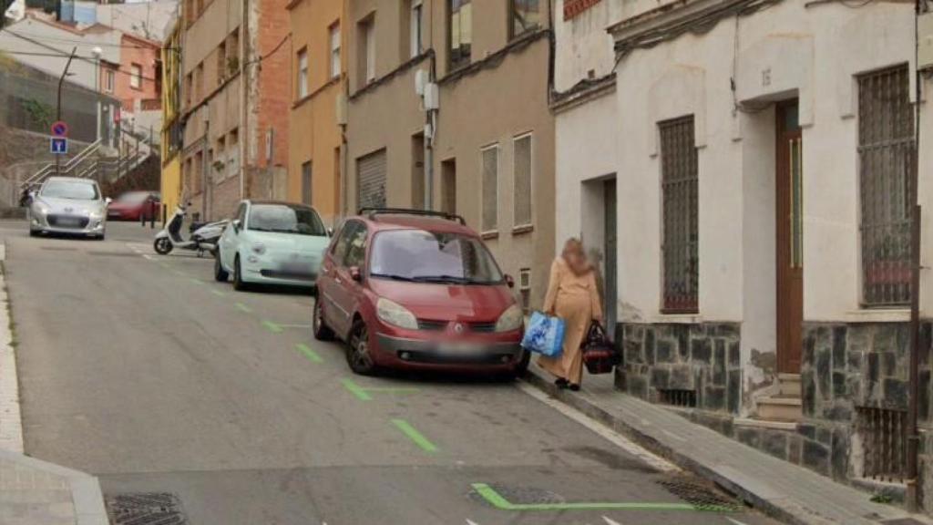 Vehicles estacionats a la carrer de Pere Llobet