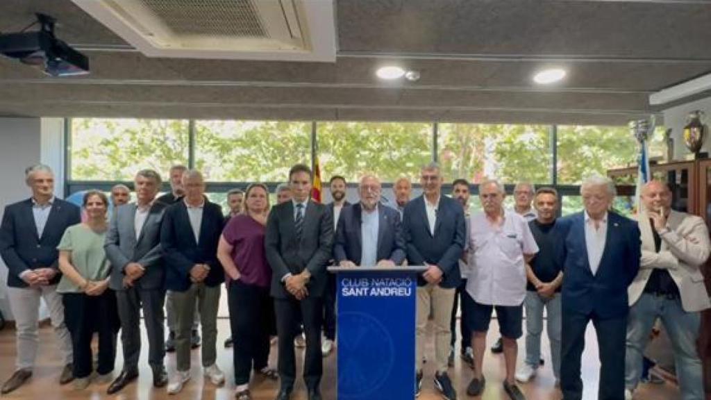 El president del Club Natació Sant Andreu, Àngel Bernet, juntament amb altres presidents de clubs i el president de l’Associació de Clubs de Natació de Catalunya, Francesc Casabella