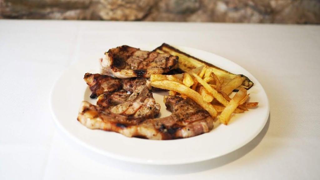 Carne a la brasa con patatas del restaurante El Roura Blanch