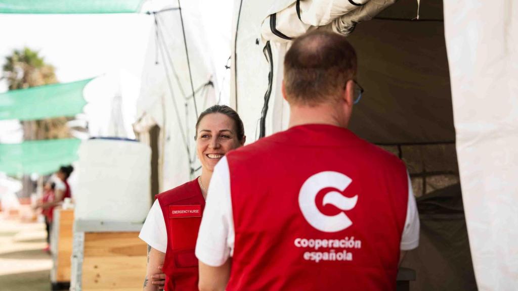 Voluntarios de la Agencia española de Cooperación Internacional durante el despliegue en la playa del Bogatell para la aprobación de la OMS del hospital START 1.