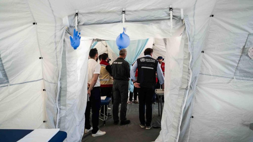 Miembros de la Organización Mundial de la Salud durante el examen de las instalaciones del hospital humanitario español para darle la certificación y que empiece a operar.