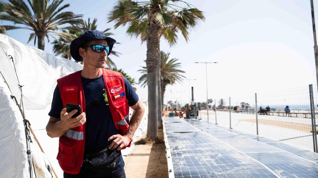 Uno de los bomberos encargado del mantenimiento de las placas fotovoltaicas del hospital español de ayuda humanitaria