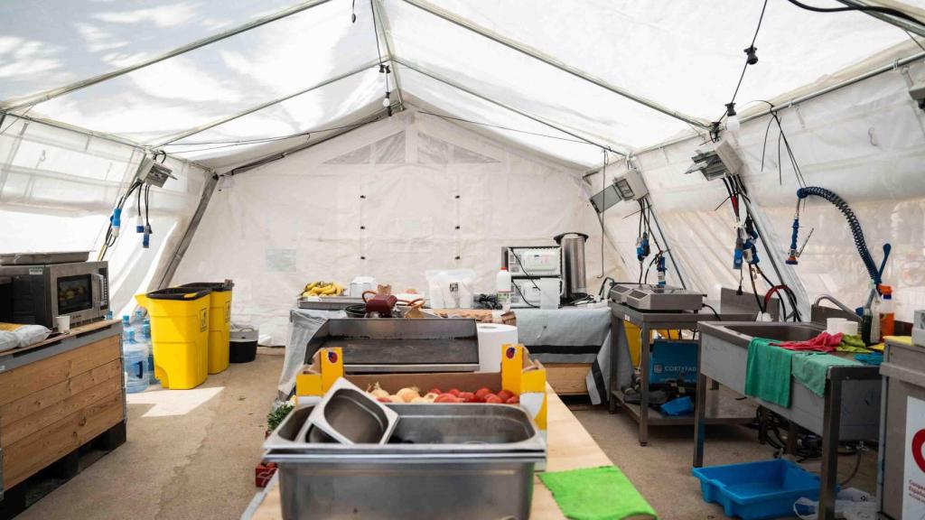 Interior de la cocina del hospital de ayuda humanitaria, que puede atender hasta a 140 comensales.