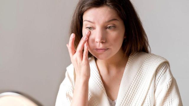 Una mujer nota molestias en un ojo