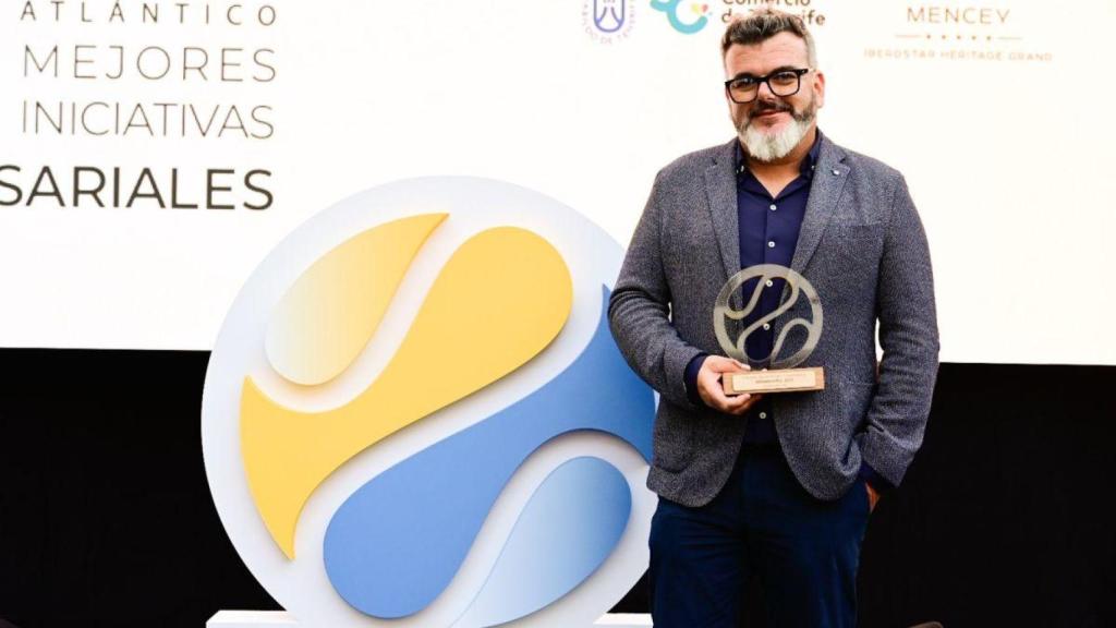 Alexis Amaya, fundador de Dormitorum, recibe la Mención Especial al Directivo del Año en los Premios Atlántico Hoy