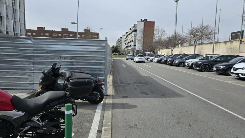 La zona de la valla metálica en el exterior del Hospital de Viladecans