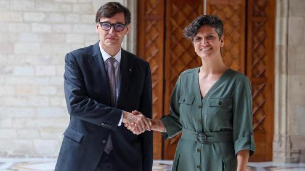 El presidente de la Generalitat, Salvador Illa, y la alcaldesa de El Prat, Alba Bou, tras reunirse sobre la ampliación del aeropuerto de Barcelona