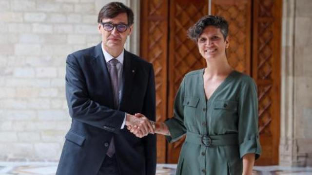 El presidente de la Generalitat, Salvador Illa, y la alcaldesa de El Prat, Alba Bou, tras reunirse sobre la ampliación del aeropuerto de Barcelona