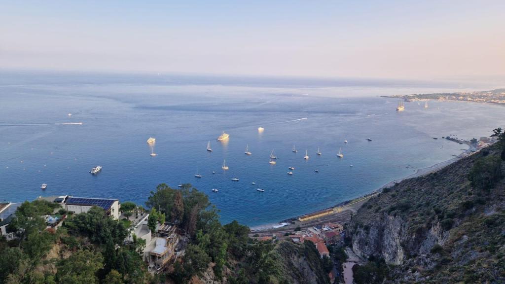 Las vistas al mar en Taormina, ciudad de Sicilia