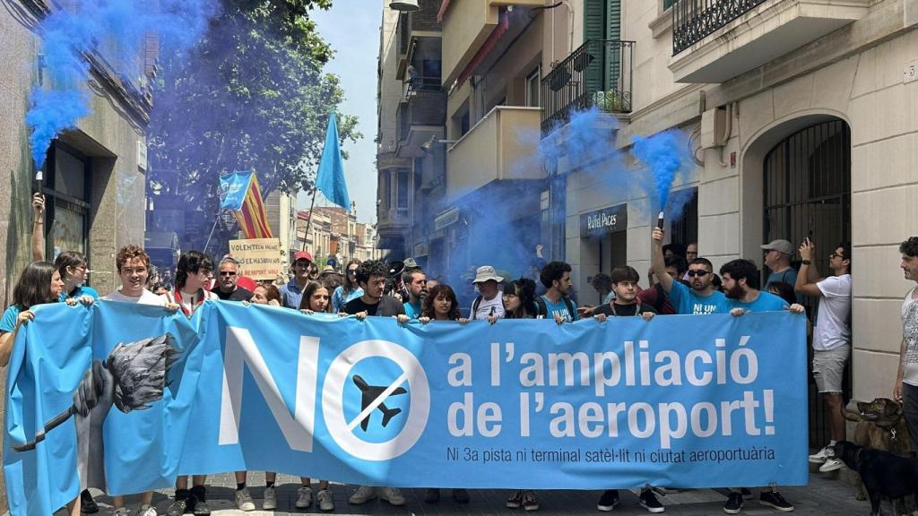 Manifestación en contra de la ampliación del aeropuerto en el Prat