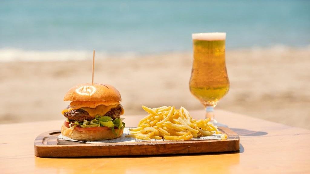 Hamburguesa con patatas frente al mar del chiringuito Carita Morena