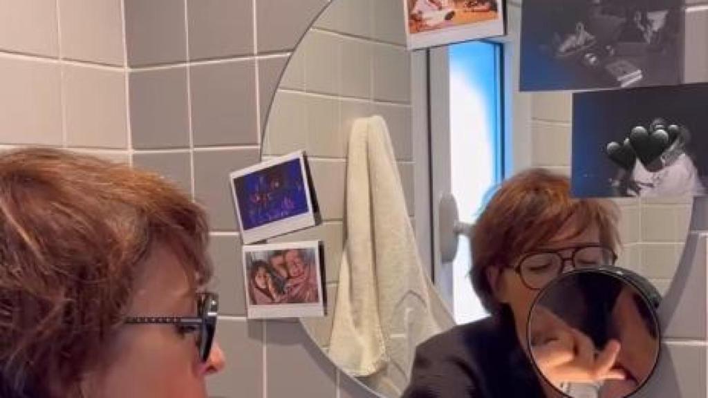 Silvia Abril rentant-se les dents al bany de casa seva