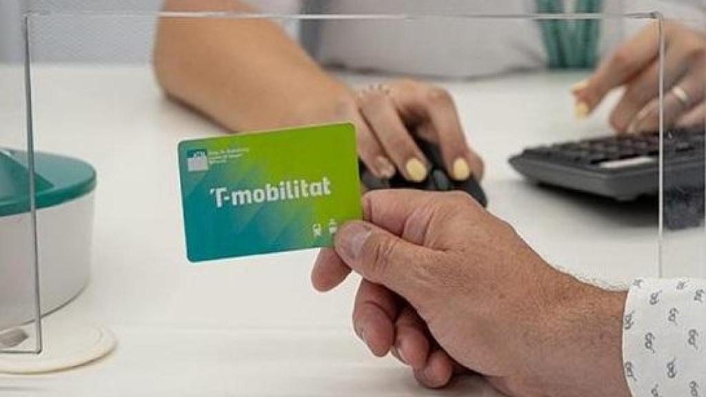 Un usuario de la T-Mobilitat en una imagen de archivo