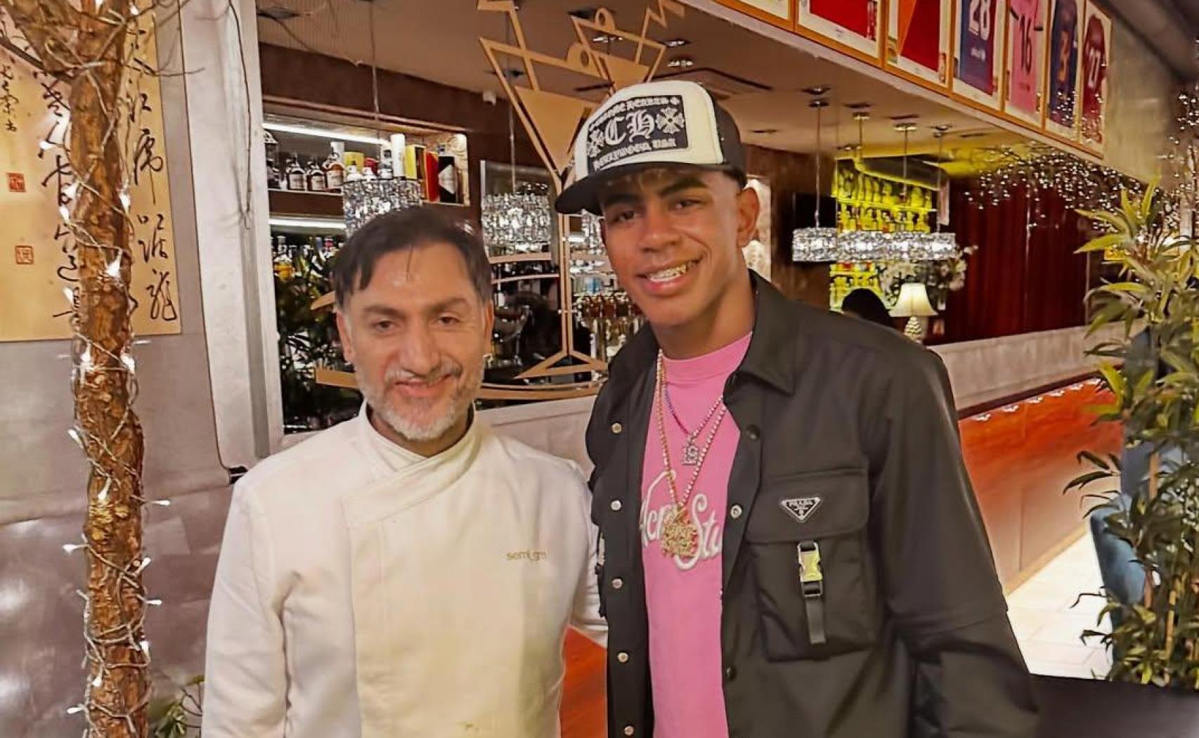 Lamine Yamal posa con el chef Semi en el restaurante Gaudim, durante el cumpleaños de su padre